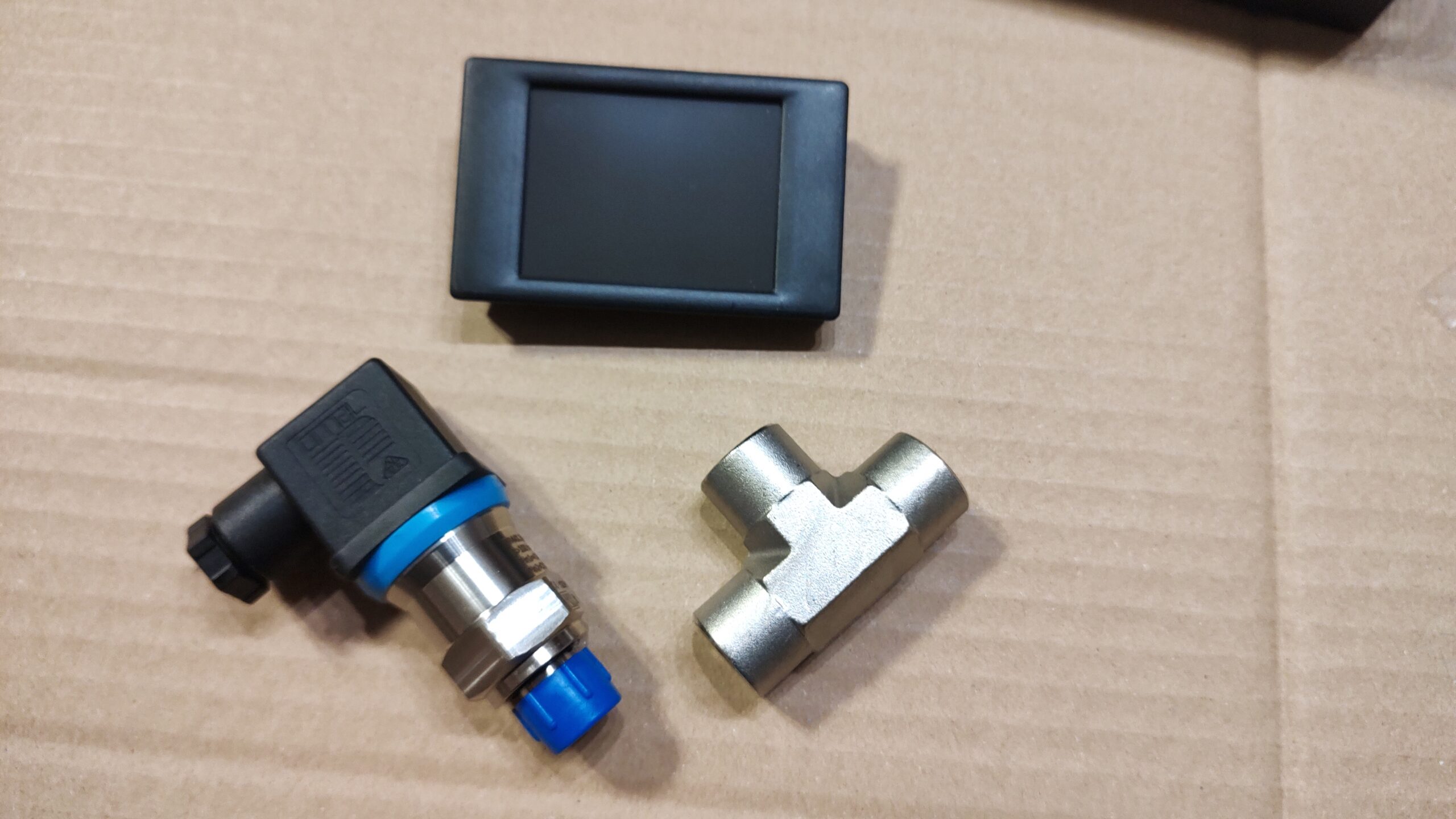Digital Manometer 0-100 Bar with pressure switch and alarm output at 68 Bar - Image 3